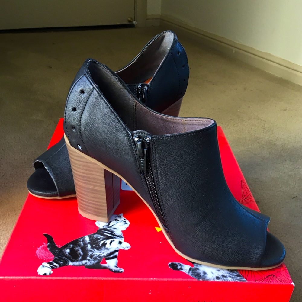 BC Footwear Peep-toe Booties - Black - size 5